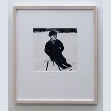 Schwarz-Weiß-Bild einer sitzenden Frau