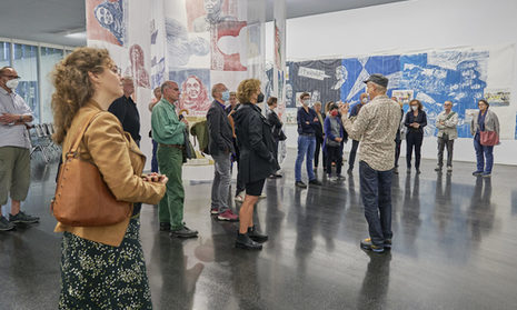 Besucherinnen und Besucher in der Ausstellung