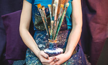Integration durch Kultur - Hände eine Künstlerin halten eine Vase mit Pins