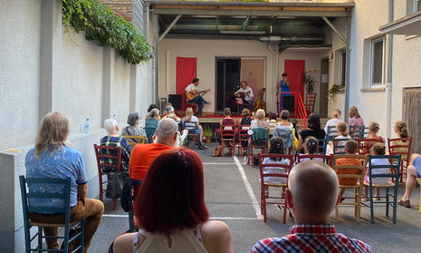 Stadtteilmusik 2022: Ein Konzert in einem Hinterhof, Musikfreundinnen und