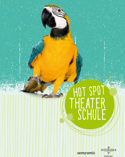 Hot Spot Theaterschule- Gelber Papagei vor grüner Wand.