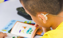 Schulkind mit Hörgerät