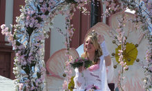 Äppelblütefest: Eine Fest-Königin mit Krone und weißem Kleid.