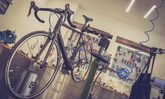 Blick in Werkstatt mit Fahrrad
