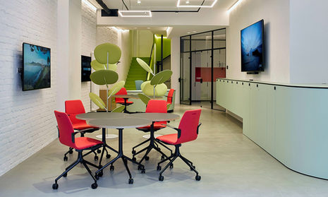 Büroraum mit modernen Möbeln ohne Menschen.