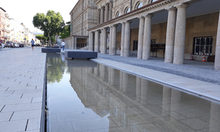 Wasserspiegel vor dem Museum lädt zum Verweilen ein