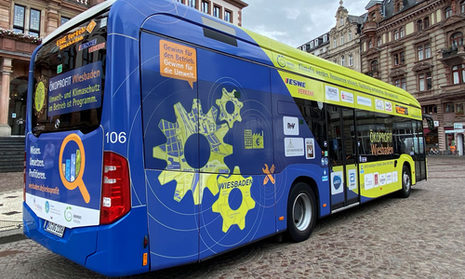 Der Ökoprofit-Elektrobus auf dem Schlossplatz vor dem Rathaus