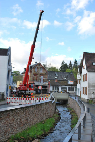 Hochwasserschutz Sonnenberg (Bauabschnitt 2), nach Abschluss der Bohrung des Entlastungskanals holt ein Kran den 17 Tonnen schweren Bohrkopf heraus.