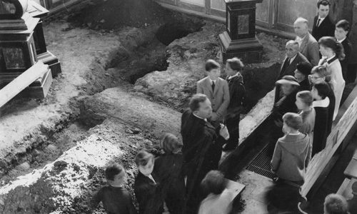 Bei der Renovierung der ev. Kirche Schierstein wurden unter dem Altar fünf Gräber entdeckt. Aufnahme: 1963.