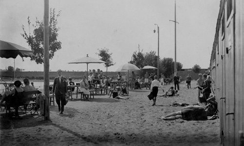 Das Rheinschwimmbad in Schierstein. Aufnahme: 1932.