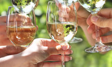 Weinstand auf dem Wochenmarkt - Gefülltes Weinglas im Weintrauben im Hinte