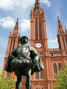 集市教堂前的“沉默者”纪念像。