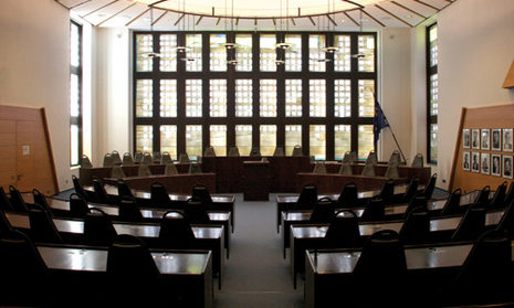 Sitzungssaal der Stadtverordneten im Rathaus - Blick in den leeren Saal.