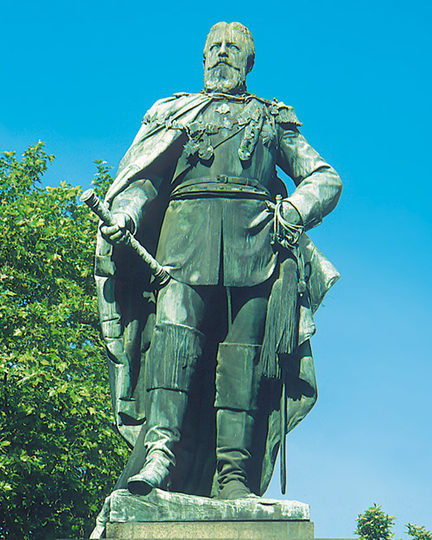 Скульптура кайзера Фридриха на площади Кайзер-Фридрих-Платц