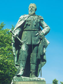 Скульптура кайзера Фридриха на площади Кайзер-Фридрих-Платц