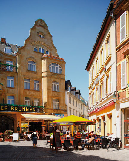 威斯巴登老城区里的金色小巷。