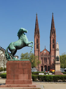 Памятник оранцам установлен на площади Луизенплатц перед церковью Святого