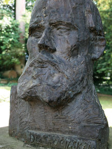 疗养公园内的陀思妥耶夫斯基半身像。