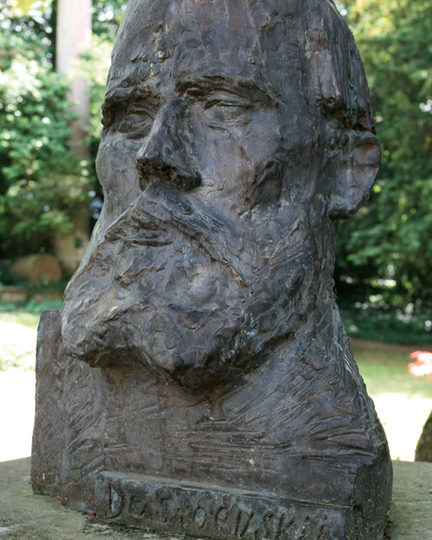 疗养公园内的陀思妥耶夫斯基半身像。