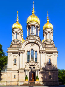 Русская церковь видна издалека не только благодаря золотым куполам