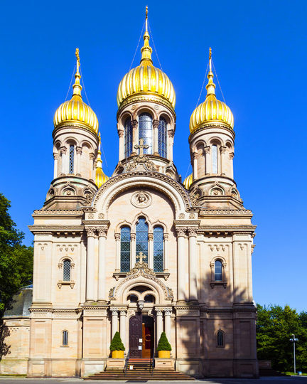 从远处就可以看到俄罗斯教堂的金色圆顶。