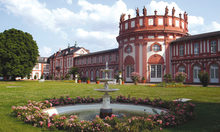 莱茵河畔的碧布里希宫在风景如画的公园里。