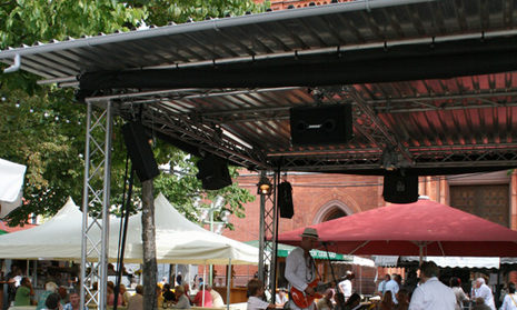 Eine Bühne befindet sich vor der Marktkirche.
