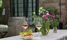 Weingut Bacchus Speicher - Zwei Weingläser (Rose und Weiß) auf einer Tafel
