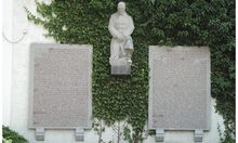 Gedenktafeln auf dem Kostheimer Friedhof