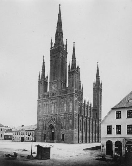 Blick über den Schlossplatz zur Marktkirche, um 1862.