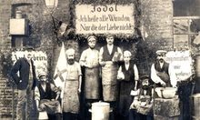 Kalle-Arbeiter präsentieren das Wundheilmittel „Jodol“, 1888.