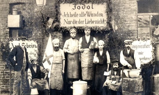 Kalle-Arbeiter präsentieren das Wundheilmittel „Jodol“, 1888.