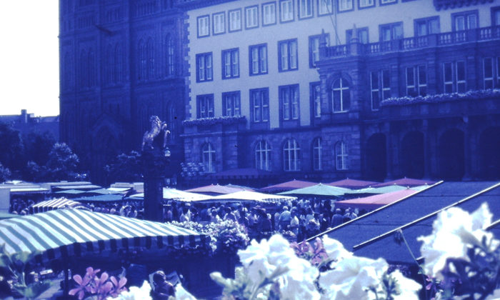 Historisches Marktfoto Richtung Rathaus - Marianne Weiß