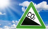 Himmel mit Hinweisschild "CO2 reduzieren"