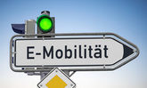 Schild vor einer grünen Ampel mit der Aufschrift "E-Mobilität"