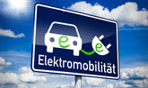 Schild mit Hinweis auf Elektromobilität