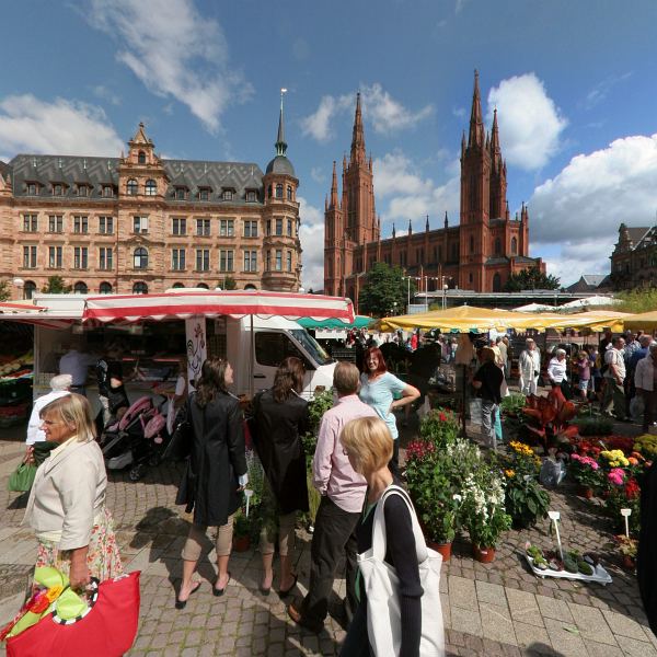 Marktplatz während des Wochenmarktes