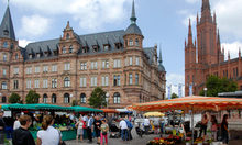 Das Rathaus und der Wiesbadener Wochenmarkt