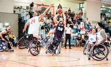 Rollstuhlbasketball: Spielszene mit mehreren Spielern in Rollstühlen.