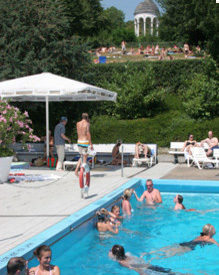 Neroberg'deki Opelbad yüzme havuzu.