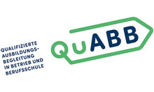 Logo QuABB mit schräg verlaufendem Schriftzug in einer angedeuteten Heftkl
