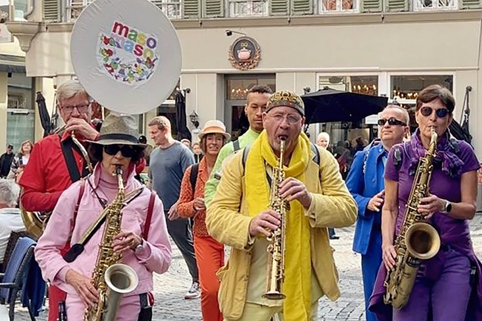 Седем музиканти в пъстри костюми.