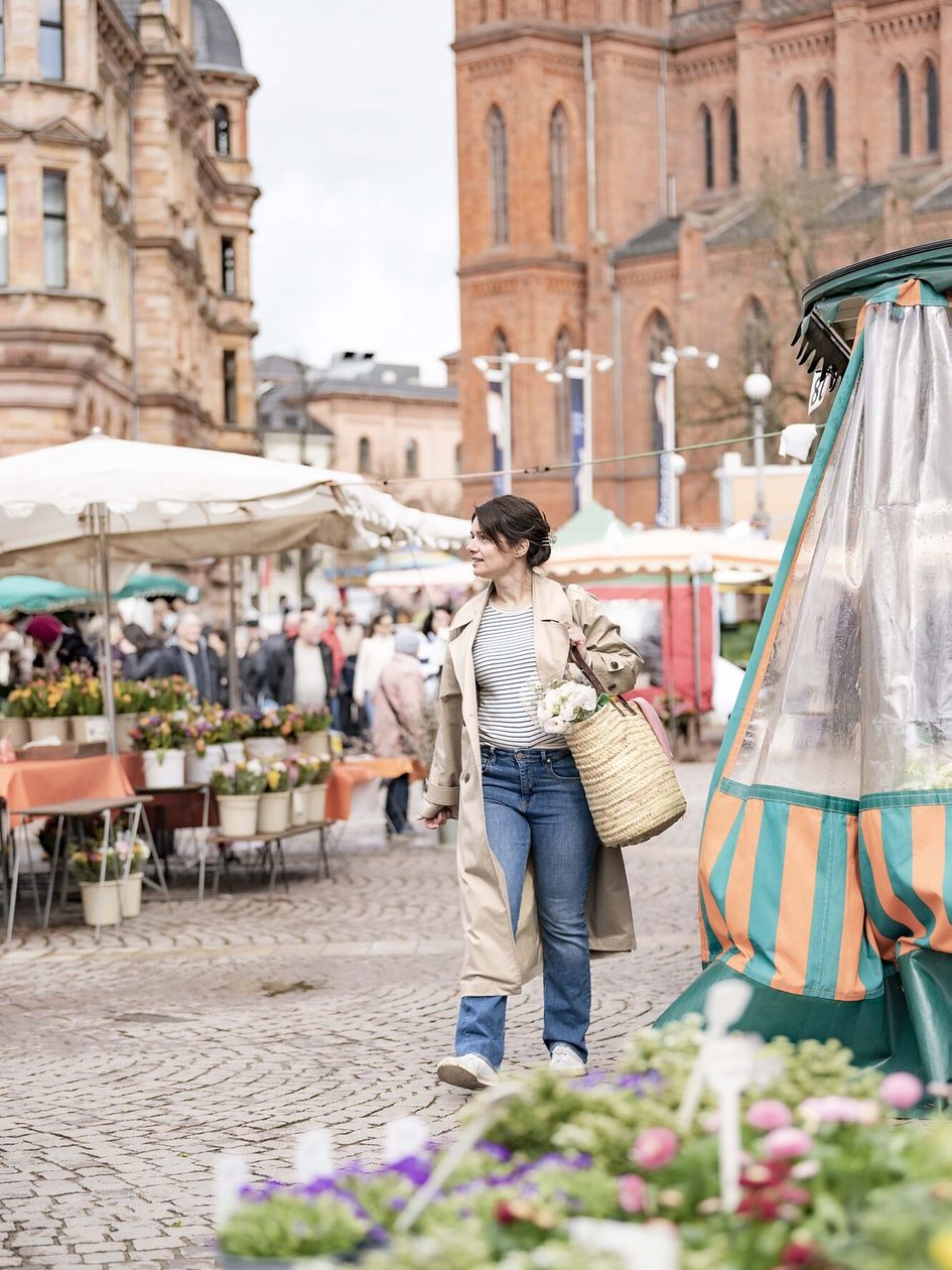 Frau schlendert über den Markt