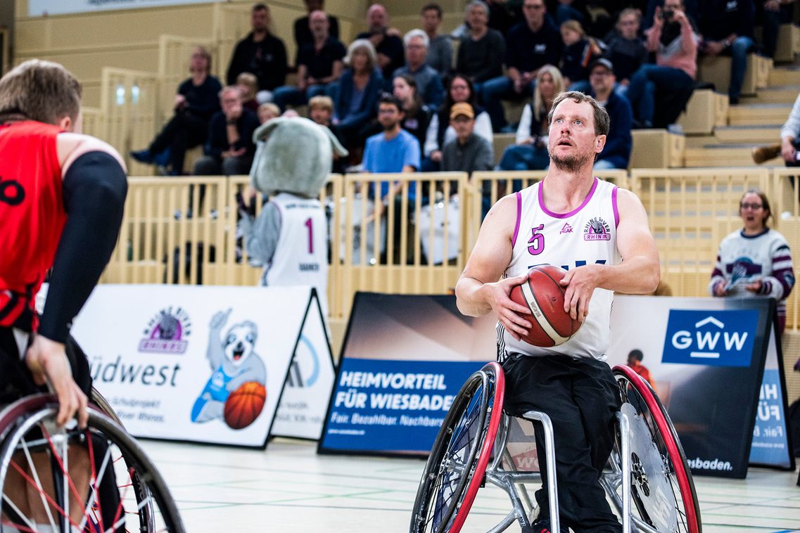 Rollstuhlbasketballer in Aktion.