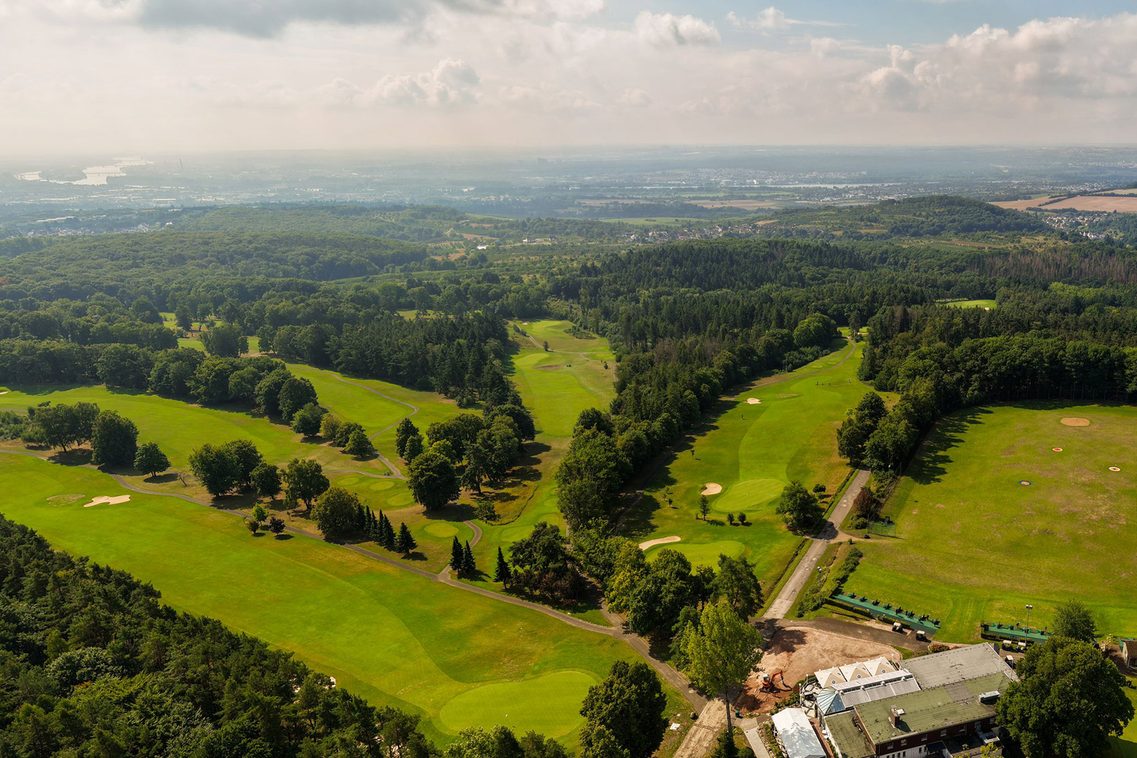 Luftaufnahme eines Golfclubs im Grünen.