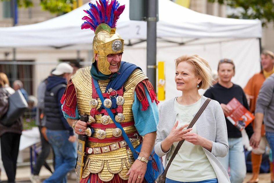 Römer mit Frau in der Innenstadt