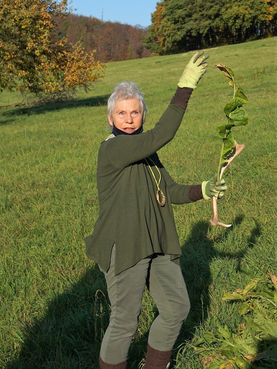 Dorisa Winkenbach z rośliną na łonie natury