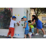 Kinder verschönern das Spielplatz-Toilettenhäuschen