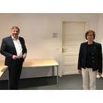 Oberbürgermeister Gert-Uwe Mende begrüßt Heike Behr, die neue Antikorruptionsbeauftragte der Landeshauptstadt Wiesbaden