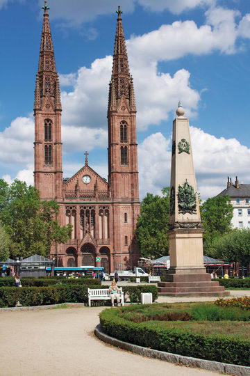 聖ボニファティウス教会は、ヴィースバーデンの中心街のルイーゼン広場にあります